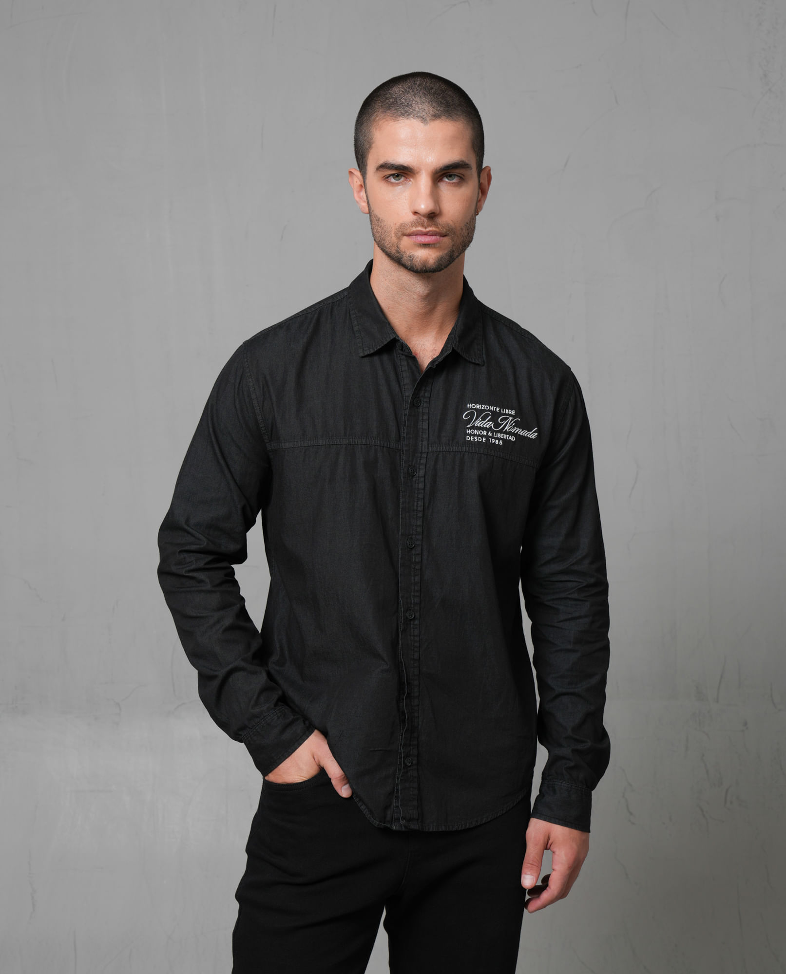 Camisa manga larga con efecto vintage y bordado para hombre