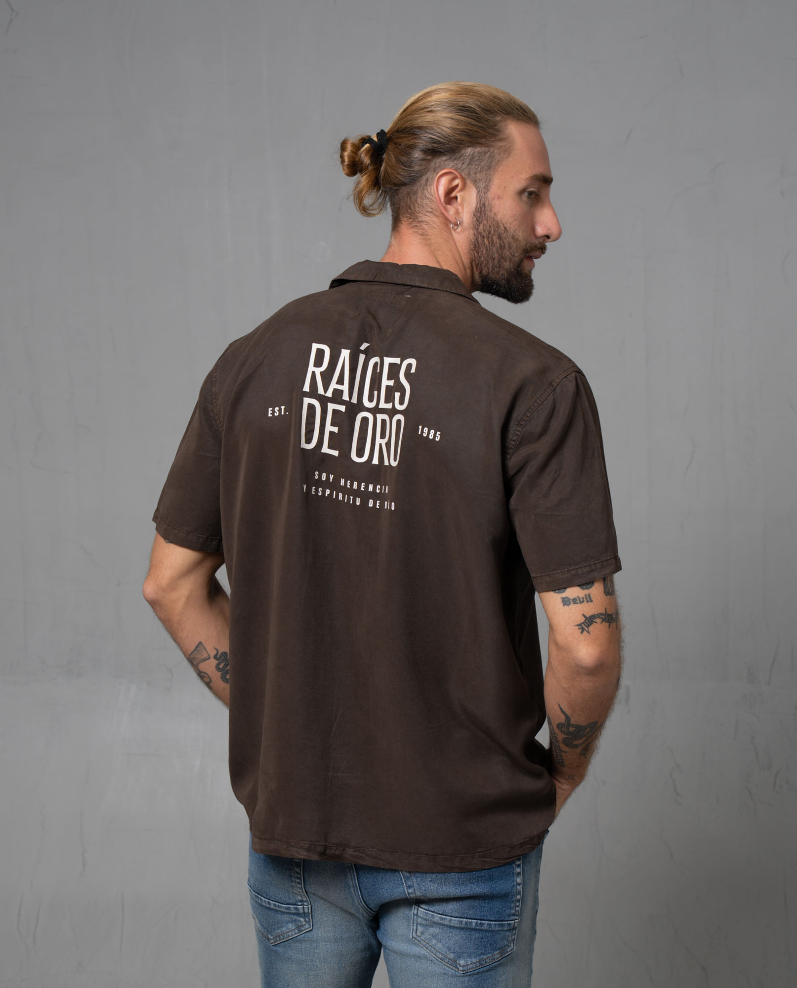Camisa con estampado en espalda para hombre