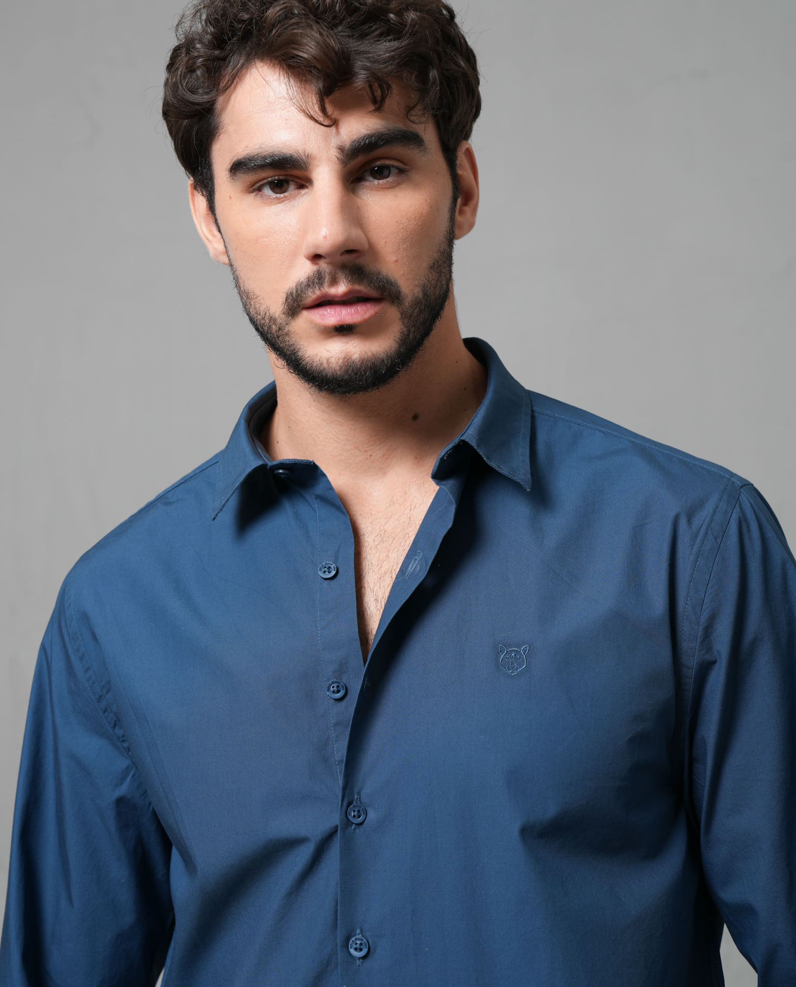 Camisa manga larga con mini bordado para hombre